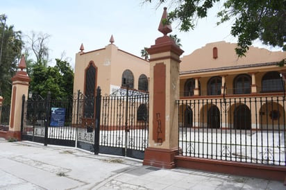 El inmueble que se localiza frente al Bosque Venustiano Carranza, albergó durante años a la preparatoria Venustiano Carranza y después a la secundaria Juan de la Cruz Borrego. (EL SIGLO DE TORREÓN)