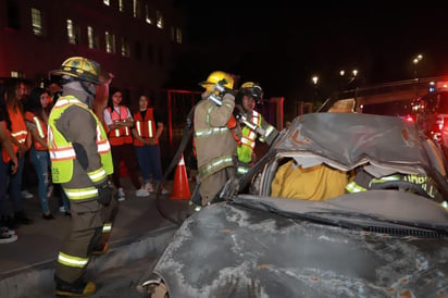 Participan preparatorianos en performance de accidente automovilístico