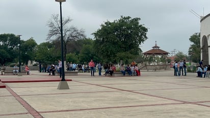 El personal de la presidencia municipal, así como los ciudadanos que se encontraban en el lugar, fueron trasladados y concentrados en las inmediaciones del asta bandera que se localiza en la Macroplaza.  (RENÉ ARELLANO)