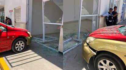 Una joven conductora confundió el pedal del acelerador con el del freno y se impacta contra la fachada de un local comercial ubicado en la plaza Las Palmas de la colonia Hamburgo de Gómez Palacio.
