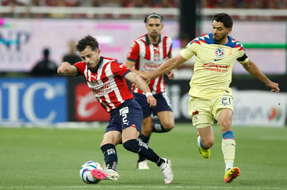 Alan Mozo del Guadalajara disputa el esférico con Henry Martín de América, en la ida de las semifinales del Clausura 2024 en la Liga MX.