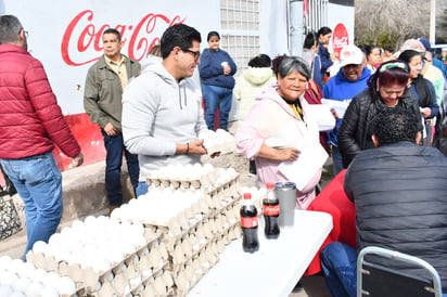 En el caso del Municipio, la Dirección de Desarrollo Social opera programas de apoyos alimenticios directos a la población, como es la entrega de leche, huevo y otros productos de la canasta básica.
