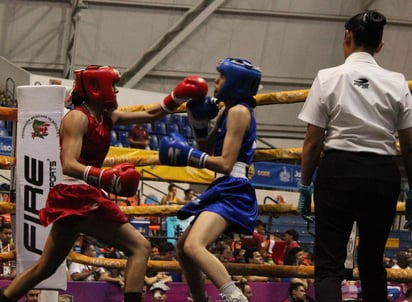 En la rama femenil, Valeria Amparán (izq) de Durango se vio superior a la guerrerense Katia Zuluaga, en una de las semifinales (IED)