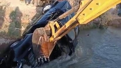 Camioneta cae a canal de riego en la carretera al ejido San Ignacio de Gómez Palacio