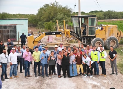 Alcaldesa Leticia Herrera realiza un recorrido de supervisión en el ejido Huitrón. (DIANA GONZÁLEZ)