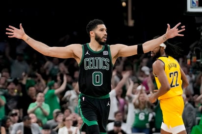 Jayson Tatum, alero de los Celtics de Boston, festeja durante el segundo duelo de la final de la Conferencia Este ante los Pacers de Indiana.