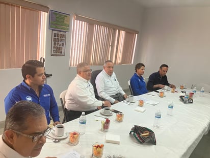 El candidato del PAN a la alcaldía de Torreón, Sergio Lara, se reunió con los empresarios del CLIP. 