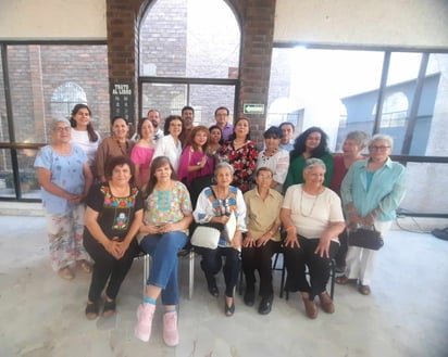 Asociación de Mujeres Poetas de La Laguna, A.C. y público asistente a la Velada Literaria.