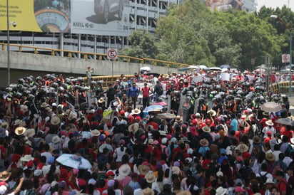 Por tres horas maestros del CNTE mantuvieron protestas en el Aeropuerto Internacional de la Ciudad de México. 