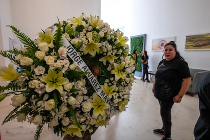 Al lugar del velorio, llegaron coronas de flores de parte de  Álvarez Máynez. (EFE)