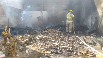 Incendio en vivienda de la colonia Santa María moviliza a Bomberos de Torreón