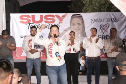 Candidata Susy Torrecillas hace compromisos en Las Brisas