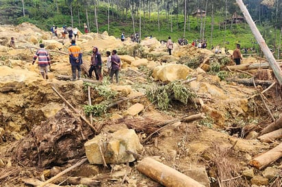 Búsqueda de desaparecidos tras avalancha en Papúa Nueva Guinea. (AP)