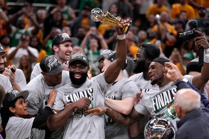 El base de los Boston Celtics, Jaylen Brown, centro, celebra con sus compañeros de equipo después del Juego 4 de las finales de baloncesto de la Conferencia Este de la NBA contra los Indiana Pacers. (AP)