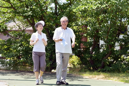 Para mejorar la calidad de vida es esencial que las personas mayores incorporen una rutina de ejercicio regular.