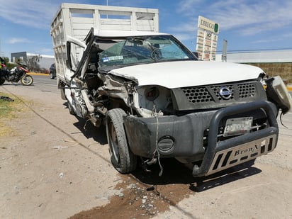 Camioneta de la marca Nissan línea estaquitas