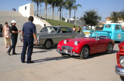 Una gran reunión de autos clásicos, se espera para el próximo domingo en la
Plaza Mayor de Torreón, en una edición más del evento. (Archivo)