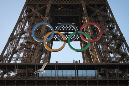 FOTOS: Así lucen los cinco anillos olímpicos sobre la Torre Eiffel en París