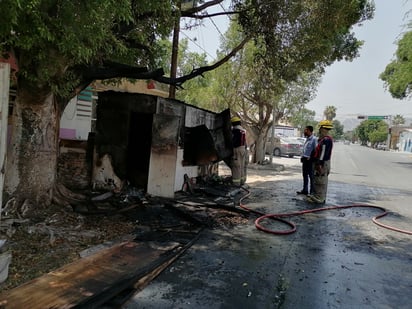 Puesto metálico se incendia en el Centro de Torreón; se presume que fue provocado