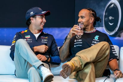 Sergio Pérez y  Lewis Hamilton. 