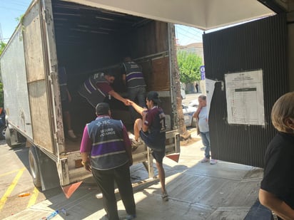 Trasladan paquetes de elección de alcaldía de Torreón a la bodega del IEC en Saltillo