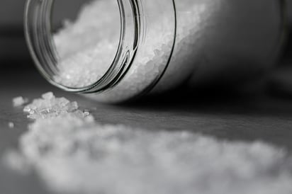 Investigadores señalan que el exceso de sodio en la dieta puede almacenarse en la piel.