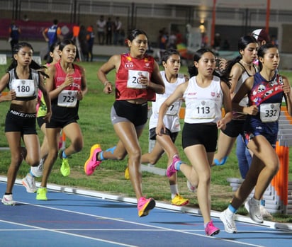La campeona 2023 en Acuatlón y en 2024 en Triatlón, la duranguense Natalia Medellín (centro), no pudo en los 2 mil metros planos. (IED)
