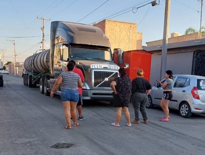 Mujeres de la colonia Villa Florida obstaculizan salida de camión pipa. (MA. ELENA HOLGUÍN)