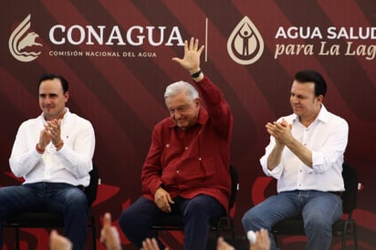 El presidente López Obrador rodeado de los gobernadores de Coahuila y Durango. (ENRIQUE CASTRUITA)
