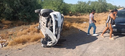 Conductora de auto sufre aparatoso accidente de regreso a su casa