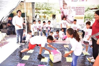 Menores que son atendidos en Casa Puente del DIF Torreón realizaron un demostración en la Plaza de Armas.

