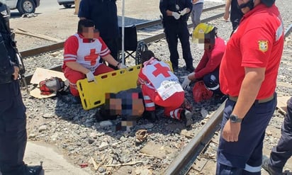 Paramédicos de la Cruz Roja arribaron al lugar y le brindaron los primeros auxilios. (EL SIGLO DE TORREÓN)