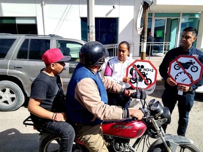 Motociclistas serán multados. 