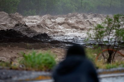 Una persona observa el aumento del Río Santa Catarina, debido a las precipitaciones del paso de la tormenta 'Alberto'. (ARCHIVO)