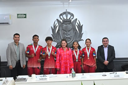 Alcaldesa de Gómez Palacio, reconoce a jóvenes atletas que participaron en los Juegos Conade