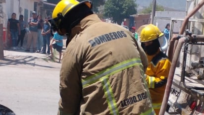 Se incendia vehículo en la localidad de Villa Juárez de Lerdo