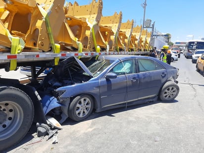 Pierde el control del volante y termina debajo de una plataforma en la carretera Torreón - Matamoros
