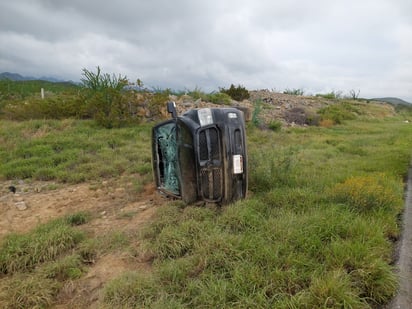 Pavimento mojado ocasionaría la volcadura de una camioneta en Ramos Arizpe