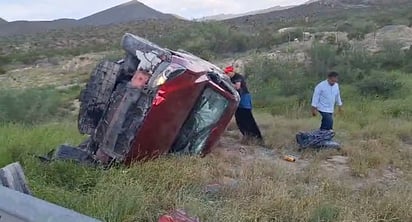 Vuelca vehículo tras sufrir aparente falla mecánica