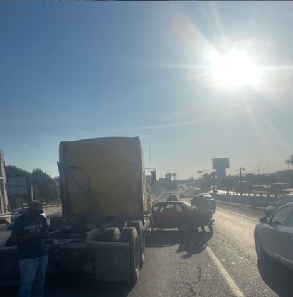 Tráiler y auto chocan en puente Hamburgo de Gómez Palacio