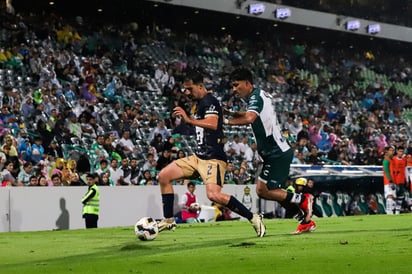 Buen duelo sostuvieron por la banda el lateral visitante Pablo Bennevendo y el verdiblanco Diego Medina.