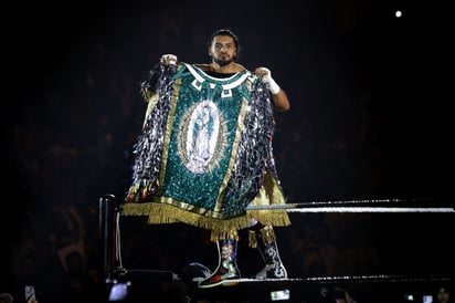 Luchador de la WWE lleva a la Virgen de Guadalupe en su atuendo