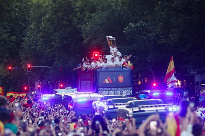 Los campeones europeos fueron custodiados por las fuerzas policiales en las calles de Madrid rumbo a la Fuente de Cibeles durante el desfile.