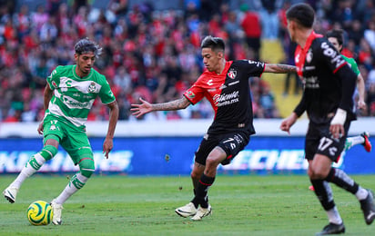 En una nueva edición de este duelo de hermandad, los Rojinegros reciben en la cancha del Estadio Jalisco a los Guerreros, ambos con la firme misión de conseguir su primera victoria del Apertura 2024.