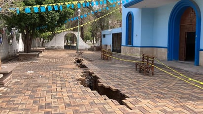 Hundimiento en el atrio de la parroquia del Perpetuo Socorro en Gómez Palacio. (GUADALUPE MIRANDA)