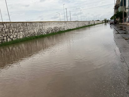 'Truena' tubería por Agua Saludable y provoca fuga sobre el bulevar Río Nazas