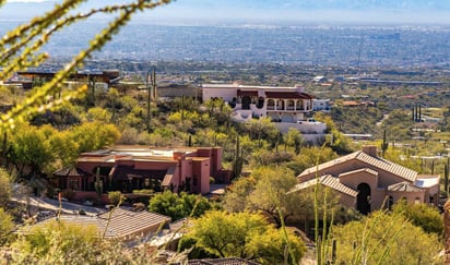 La ciudad de Tucson, Arizona, es un ejemplo de cómo autoridades y ciudadanía se han unido para integrar de forma sustentable lo urbano con el desierto. Imagen: Unsplash/ JC Cervantes