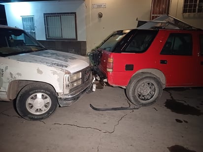 Se impacta contra camioneta y puesto de gorditas en Torreón