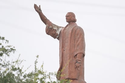 Escultura de Cristóbal Colón presenta afectaciones; Municipio buscará restaurarla