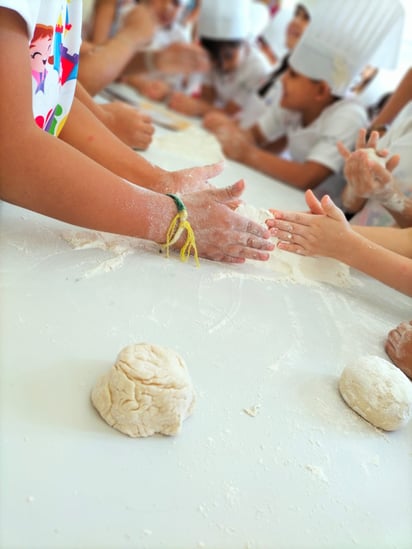 Enseñan a niños a elaborar el pan francés lagunero